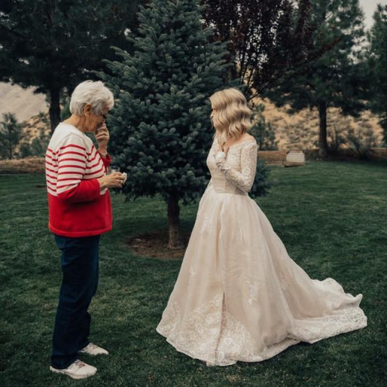 55 Jahre Hochzeit
 55 Jahre später trägt se Braut das Hochzeitskleid ihrer