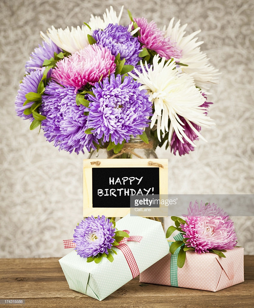 Alles Gute Zum Geburtstag Blumen
 Alles Gute Zum Geburtstag Blumen Und Geschenk Stock Foto