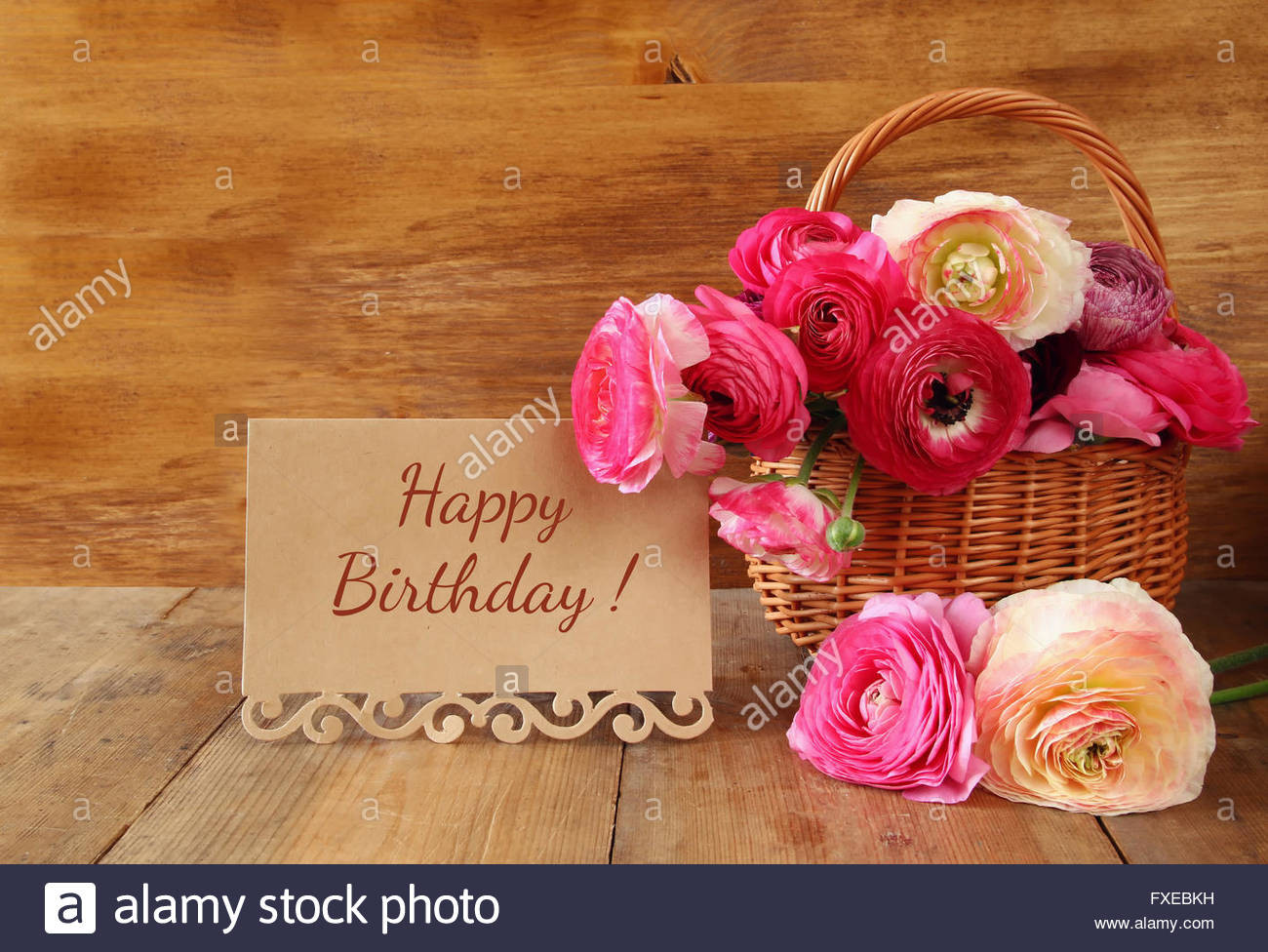 Alles Liebe Zum Geburtstag Blumen
 Blumen im Korb neben Karte mit Satz alles Gute zum