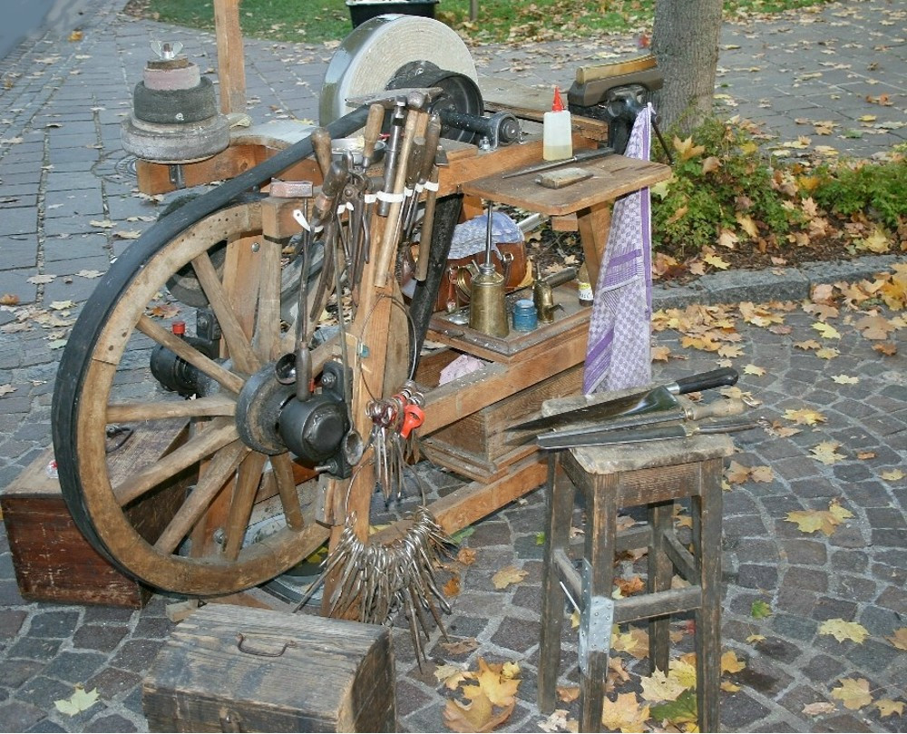 Altes Handwerk
 Altes Handwerk Scherenschleifer Foto & Bild