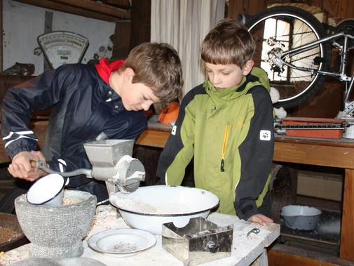 Altes Handwerk
 Kinder lernen altes Handwerk in Gehrden – HAZ