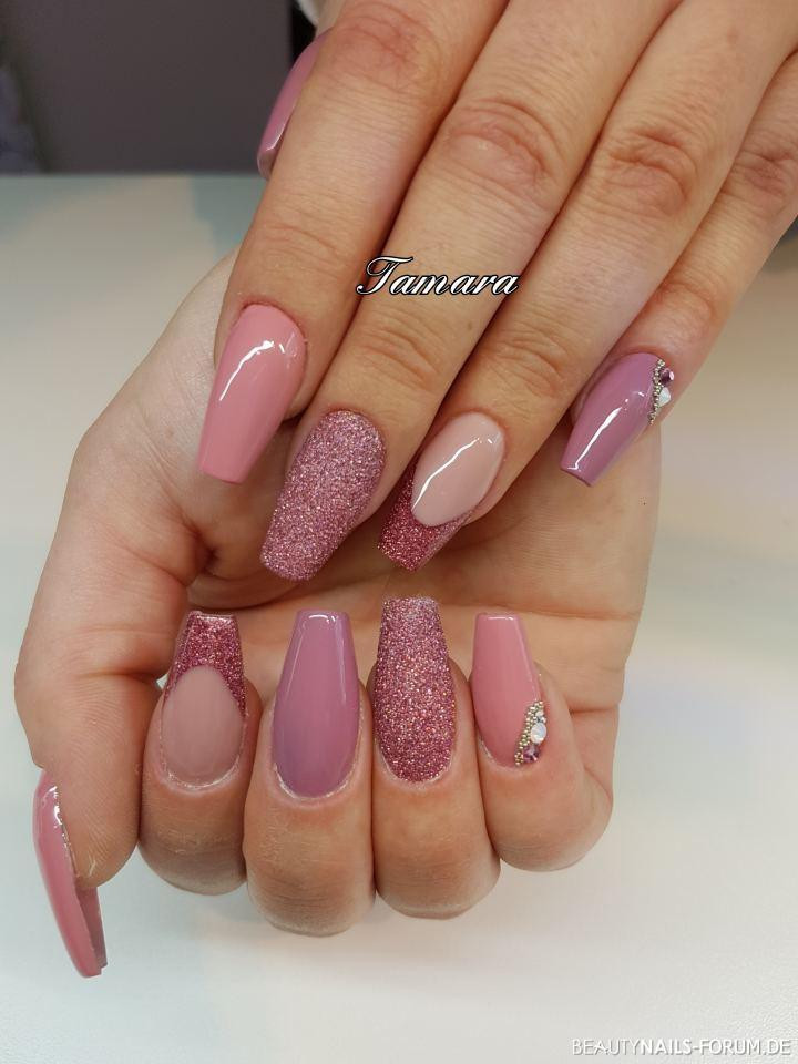 Ausgefallene Nageldesigns
 Rosa Nageldesign elegant und klassisch Gelnägel