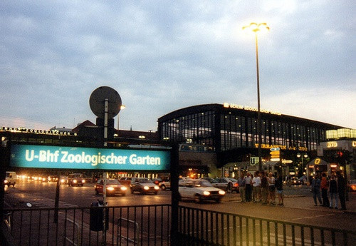 Bahnhof Zoologischer Garten
 Von Berliner Geschichte gezeichnet Der Bahnhof Zoo