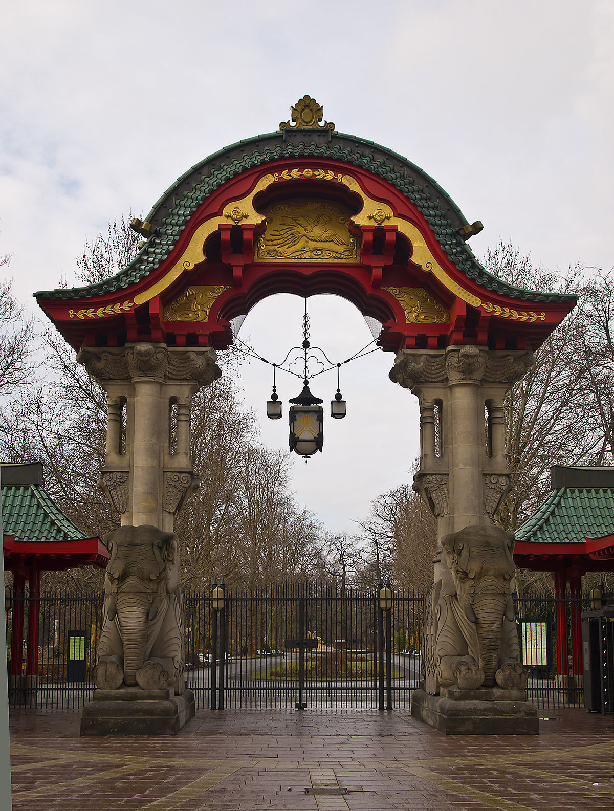 Berlin Zoologischer Garten
 Berlin Zoologischer Garten – Reiseführer auf Wikivoyage