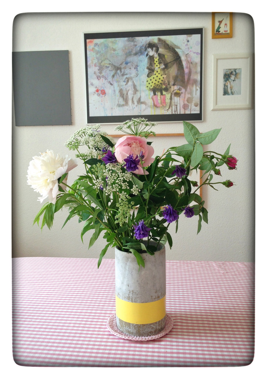 Betonvase Diy
 Eine Betonvase bekennt Farbe – Holt Euch den Sommer ins Haus