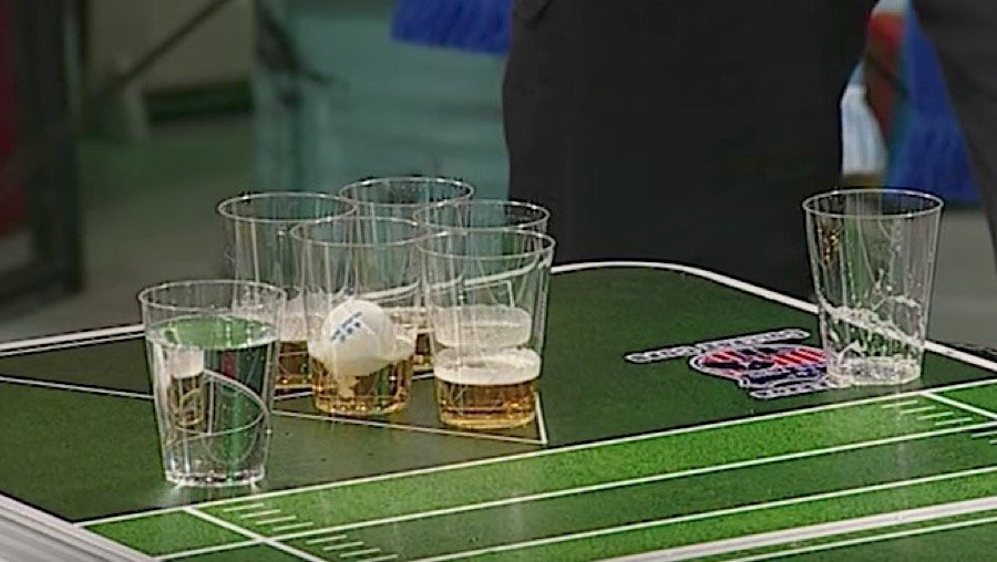 Bier Pong Tisch
 Der Beer Pong Tisch von Evil Jared KlonBlog