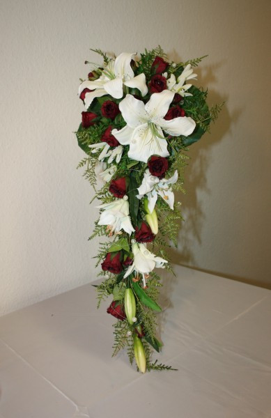 Brautstrauß Online
 Lilienbrautstrauss mit kleinen Rosen