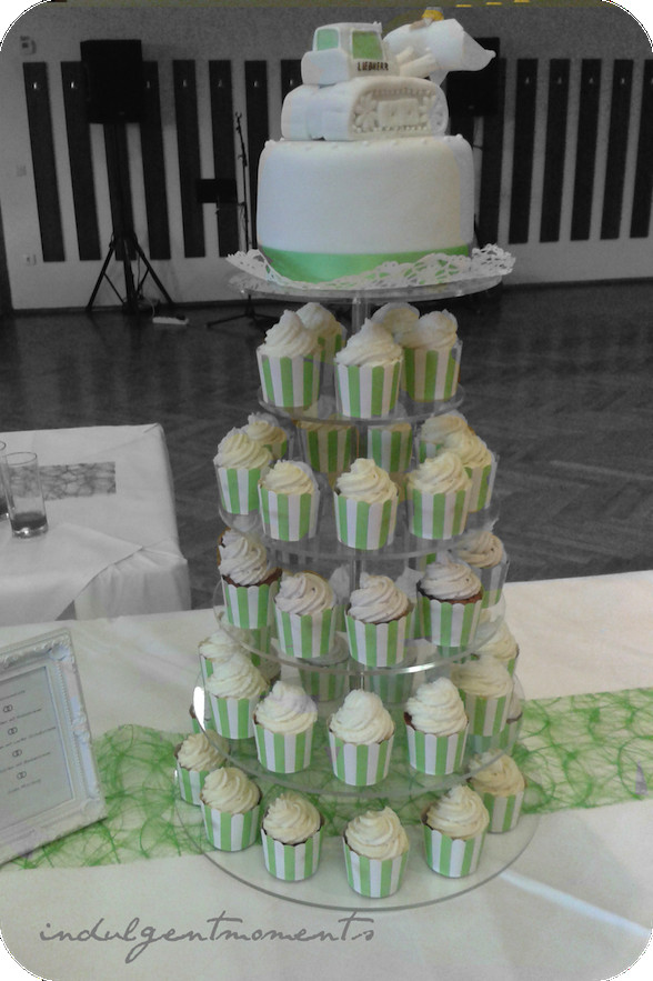 Cupcake Hochzeit
 Hochzeitstorte mit Cupcakes