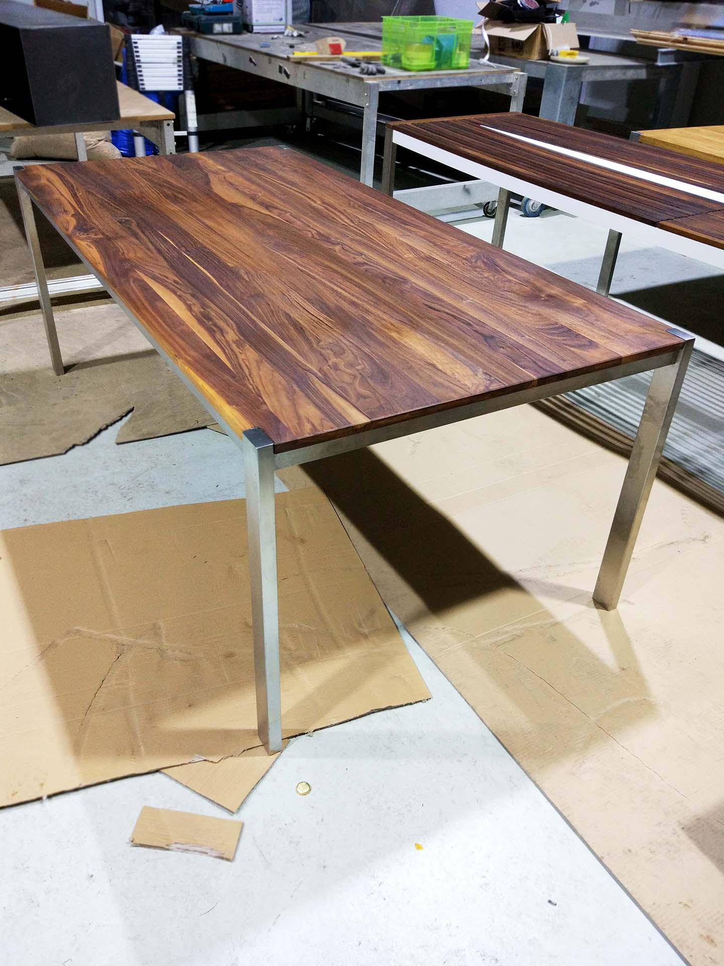Designer Tisch
 tisch holz metall nussbaum stahl edelstahl aus holz metall