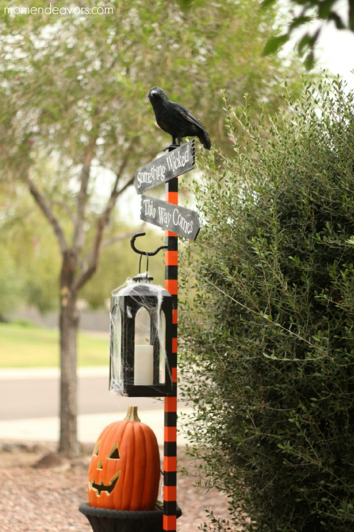 Diy Halloween
 DIY Halloween Spooky Lantern Sign Post