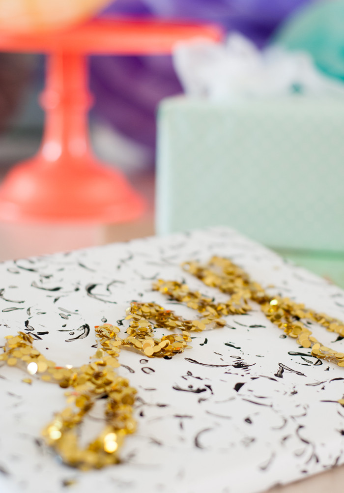 Diy Mit Heißklebepistole
 DIY Glitzerschriftzug und Geschenkpapier