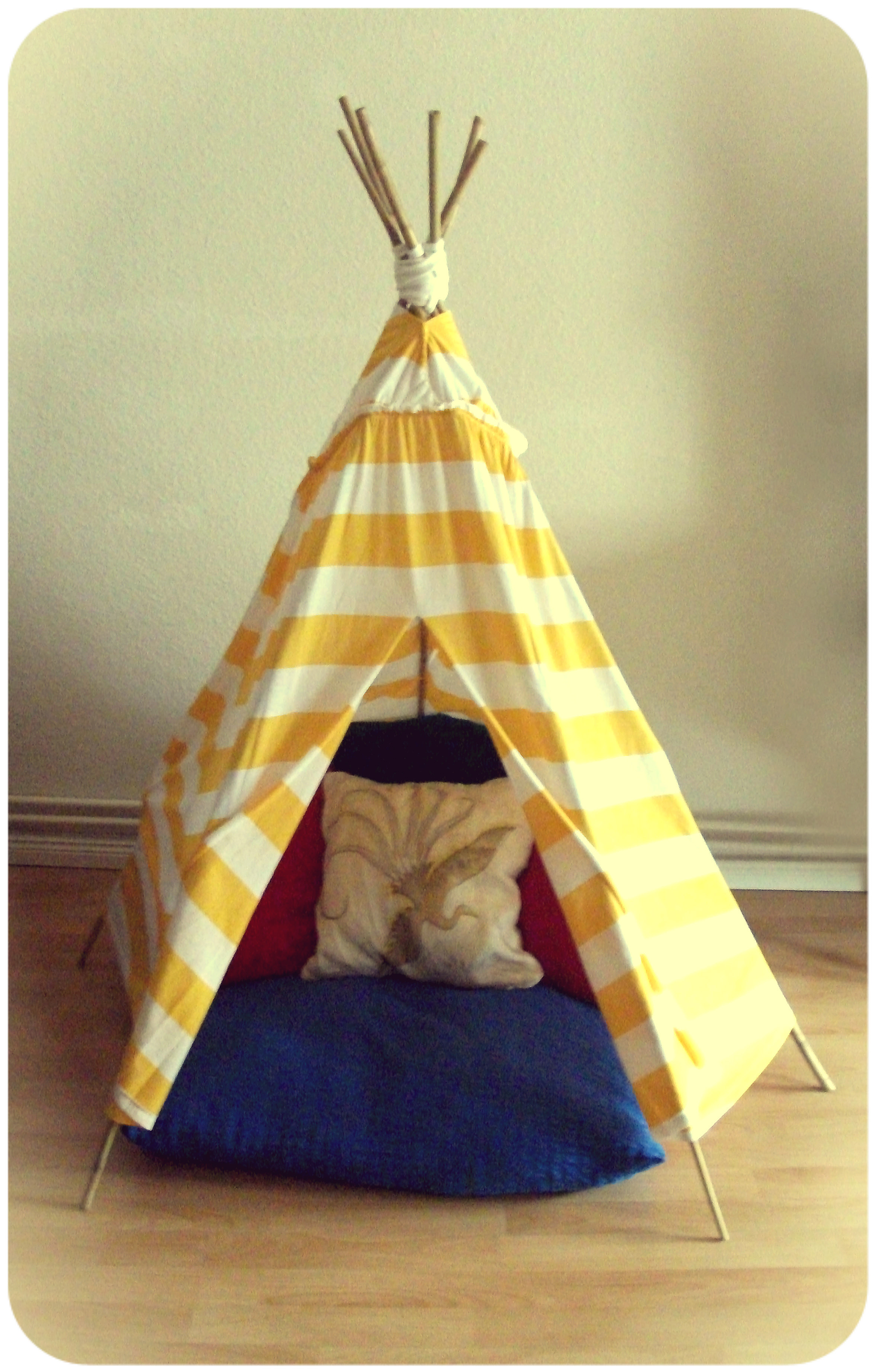 Diy Tipi
 easy peasy DIY tot teepee