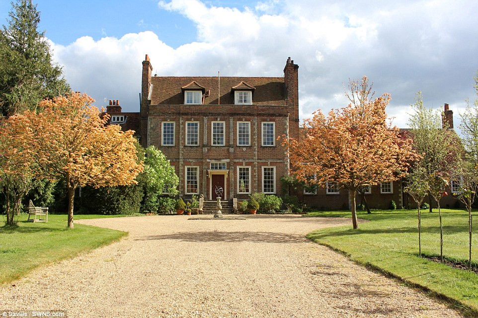 Downton Abbey Haus
 Downton Abbey home of Maggie Smith s dowager sells for £6