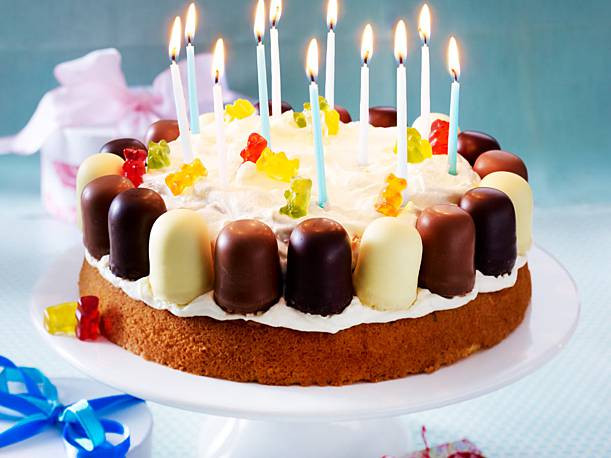 Einfache Geburtstagstorte
 Kindergeburtstag Torte mit Mini Schaumküssen Rezept