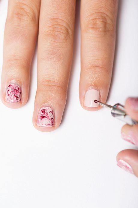 Einfache Nageldesign
 Einfache Möglichkeit Nageldesign zu tun