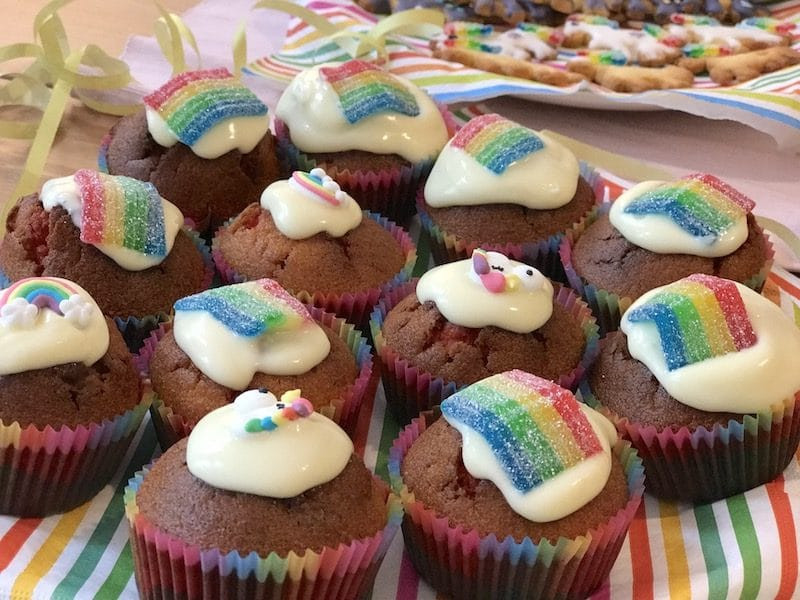 Einhorn Geburtstagsparty
 Regenbogen Einhorn Geburtstag Deko Spiele & Kuchen