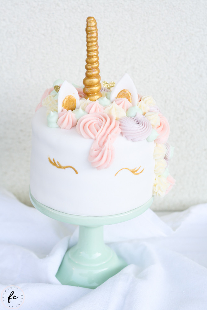 Einhorn Geburtstagstorte
 Unicorn Cake oder eine Regenbogen Einhorn Torte