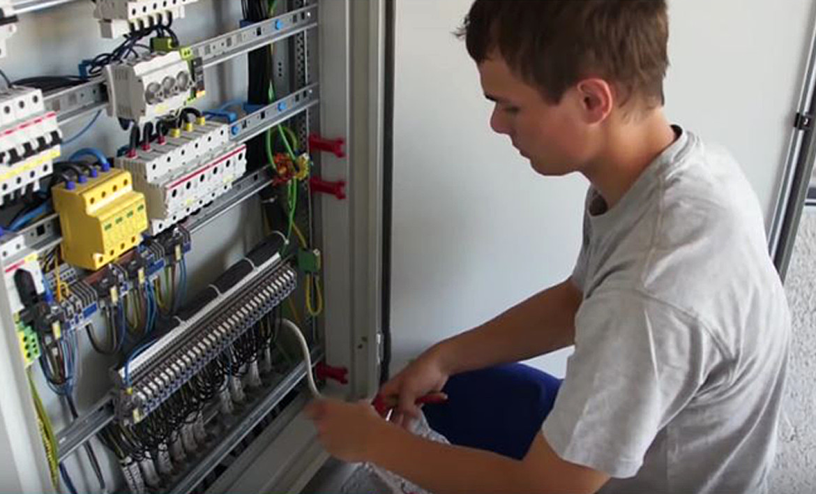 Elektroniker Handwerk
 Elektroniker in – Ausbildung im Handwerk – azubiTV