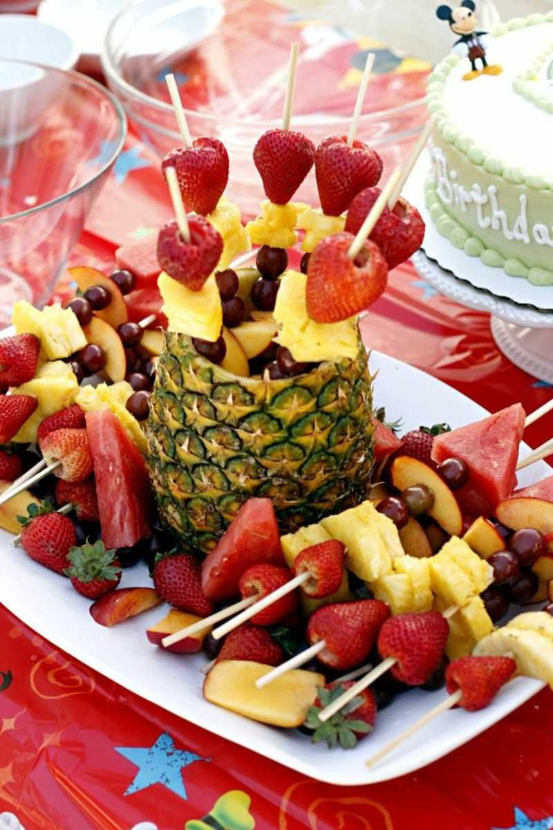 Essen Geburtstagsfeier
 Spießen Sie für den Kindergeburtstag leckere Früchte auf