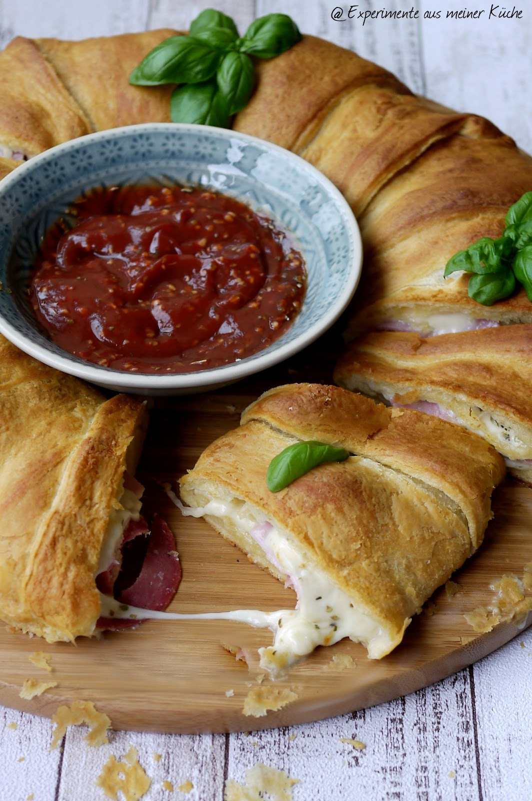 Experimente Aus Meiner Küche
 Experimente aus meiner Küche Croissant Ring mit Pizzafüllung