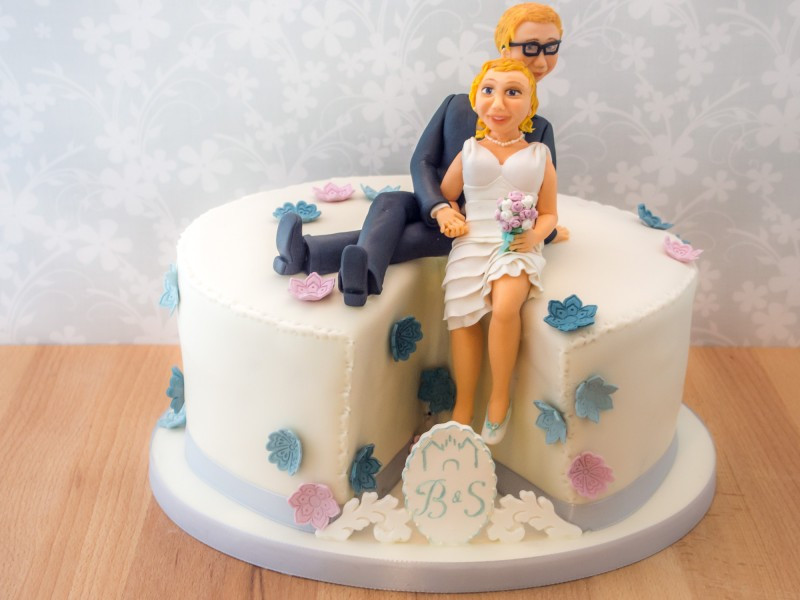 Figur Hochzeitstorte
 Hochzeitstorte mit Brautpaar Figur