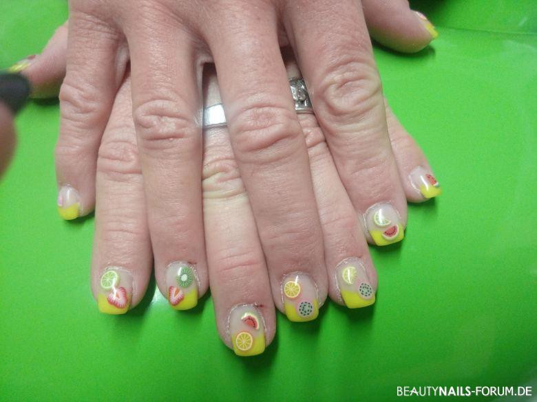 Fimo Nageldesign
 Nailart in Neongelb mit Fimo Früchtchen Nageldesign