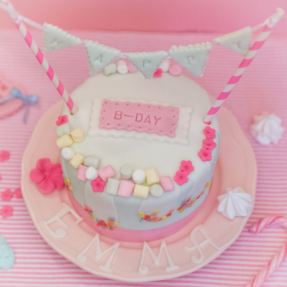 Fondant Geburtstagstorte
 Bunte Geburtstagstorte mit Fondant und Zitronenfüllung