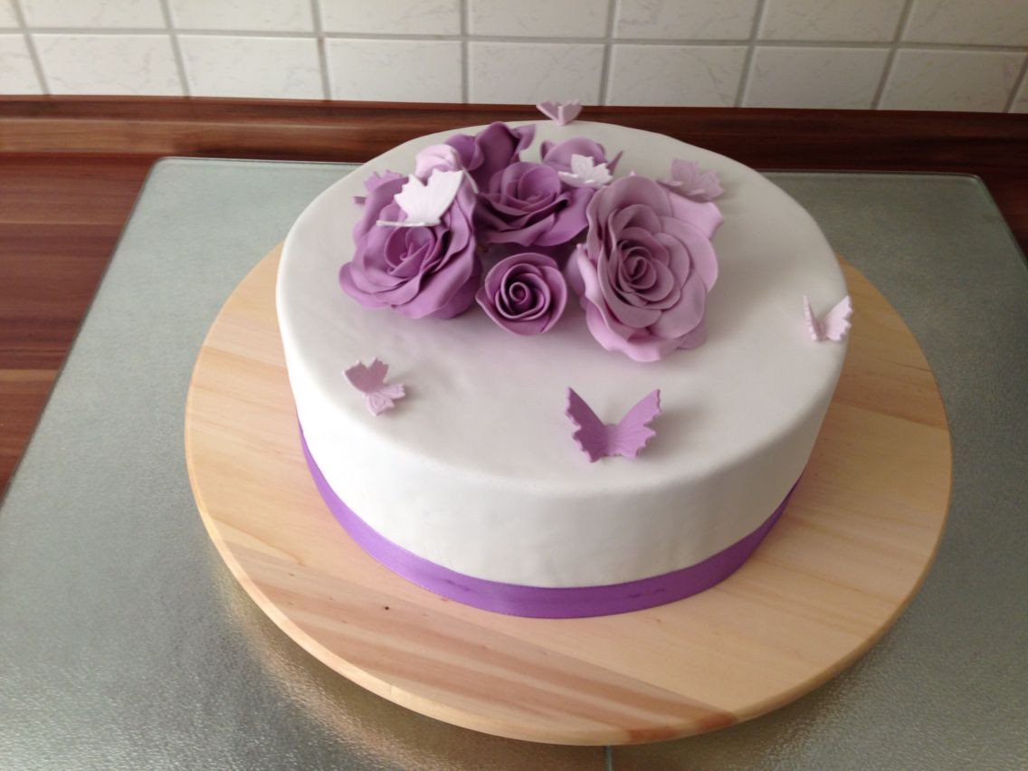 Fondant Geburtstagstorte
 Torte mit lila Rosen