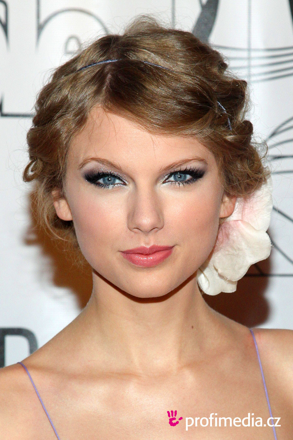 Frisuren Ausprobieren
 Taylor Swift frisur zum Ausprobieren in eFrisuren
