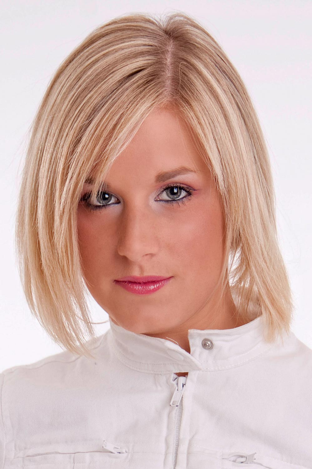 Frisuren Bob Mittellang
 Blonder A Line Bob mit Seitenscheitel