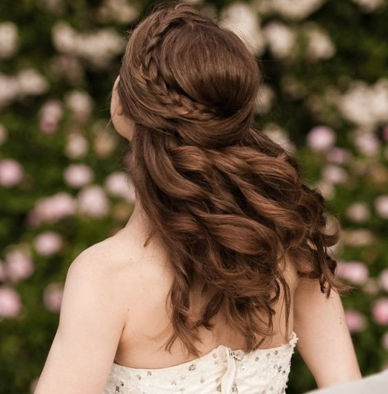 Frisuren Halboffen Geflochten
 Frauen romantische Haare Zopf flechten Frisur