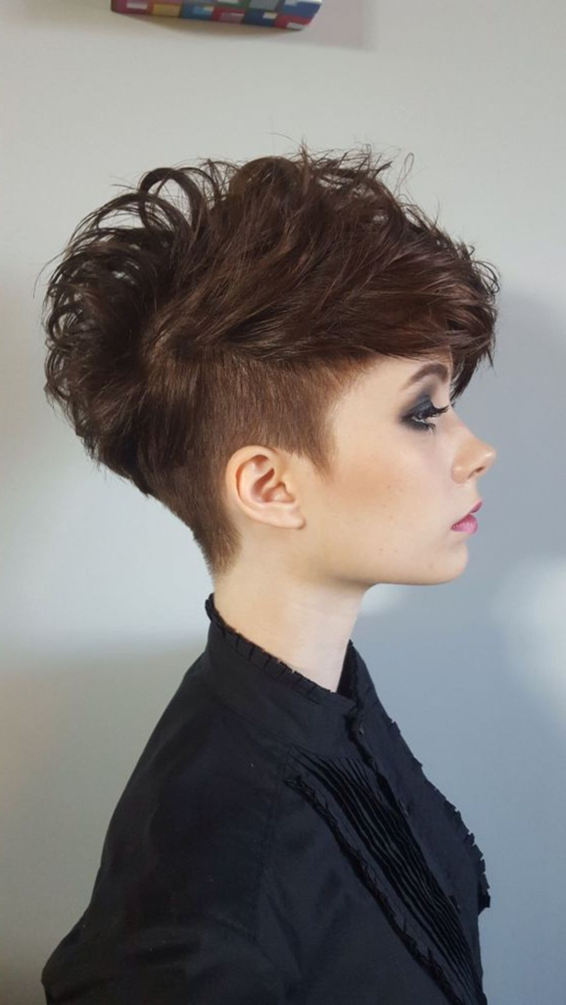 Frisuren Hinterkopf
 Undercut Frisuren Hinterkopf braune Haare wie Dreieck