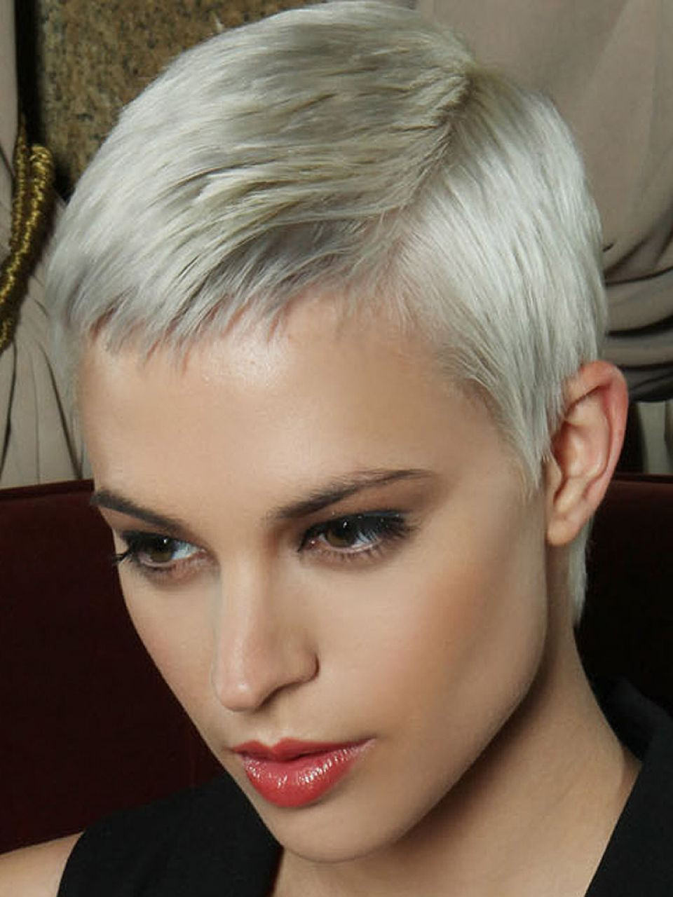 Frisuren Kurz Grau
 Unsere TOP 25 graue Damenfrisuren – Platz 25