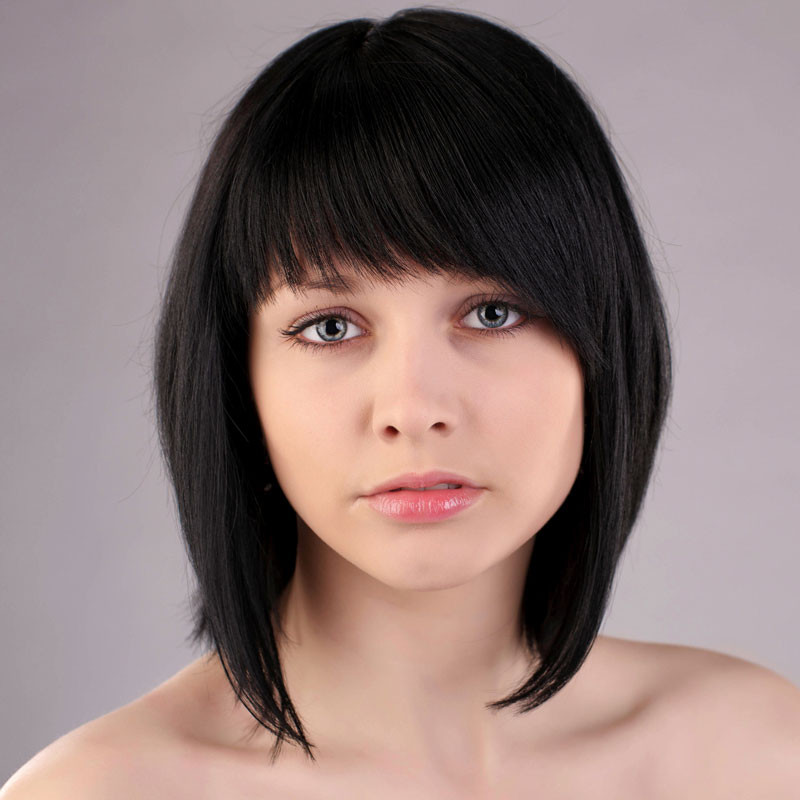 Frisuren Schwarze Haare
 Langer Bob mit schwarzen Haaren und blauen Augen