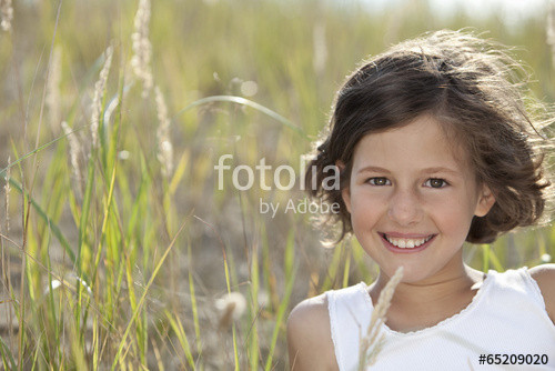 Geburtstagsgeschenk Mädchen 8 Jahre
 " Mädchen 8 9 Jahre lächelnd Porträt" Stockfotos und