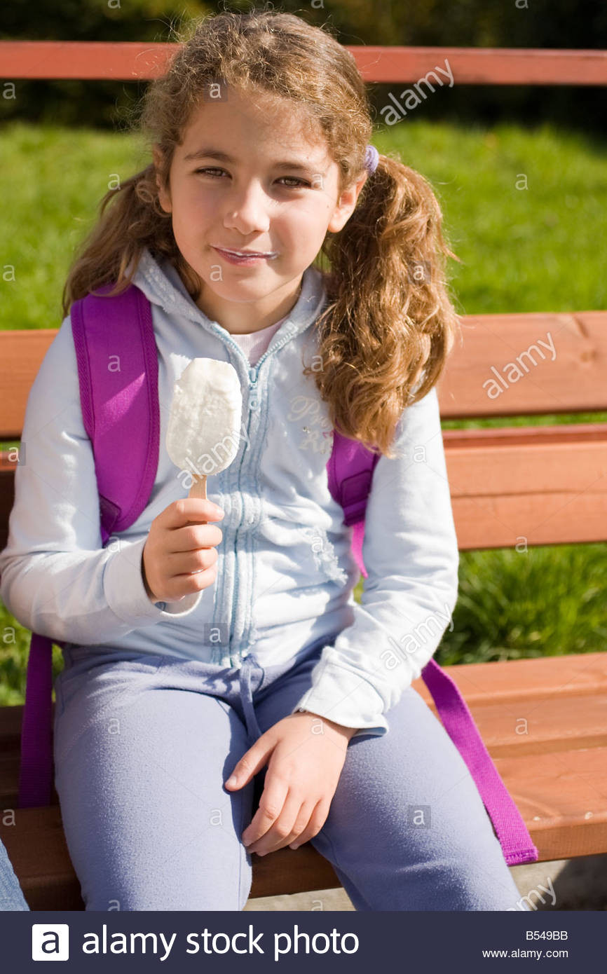 Geburtstagsgeschenk Mädchen 8 Jahre
 8 Jahre alt kaukasisch Mädchen mit Eis Stockfoto Bild