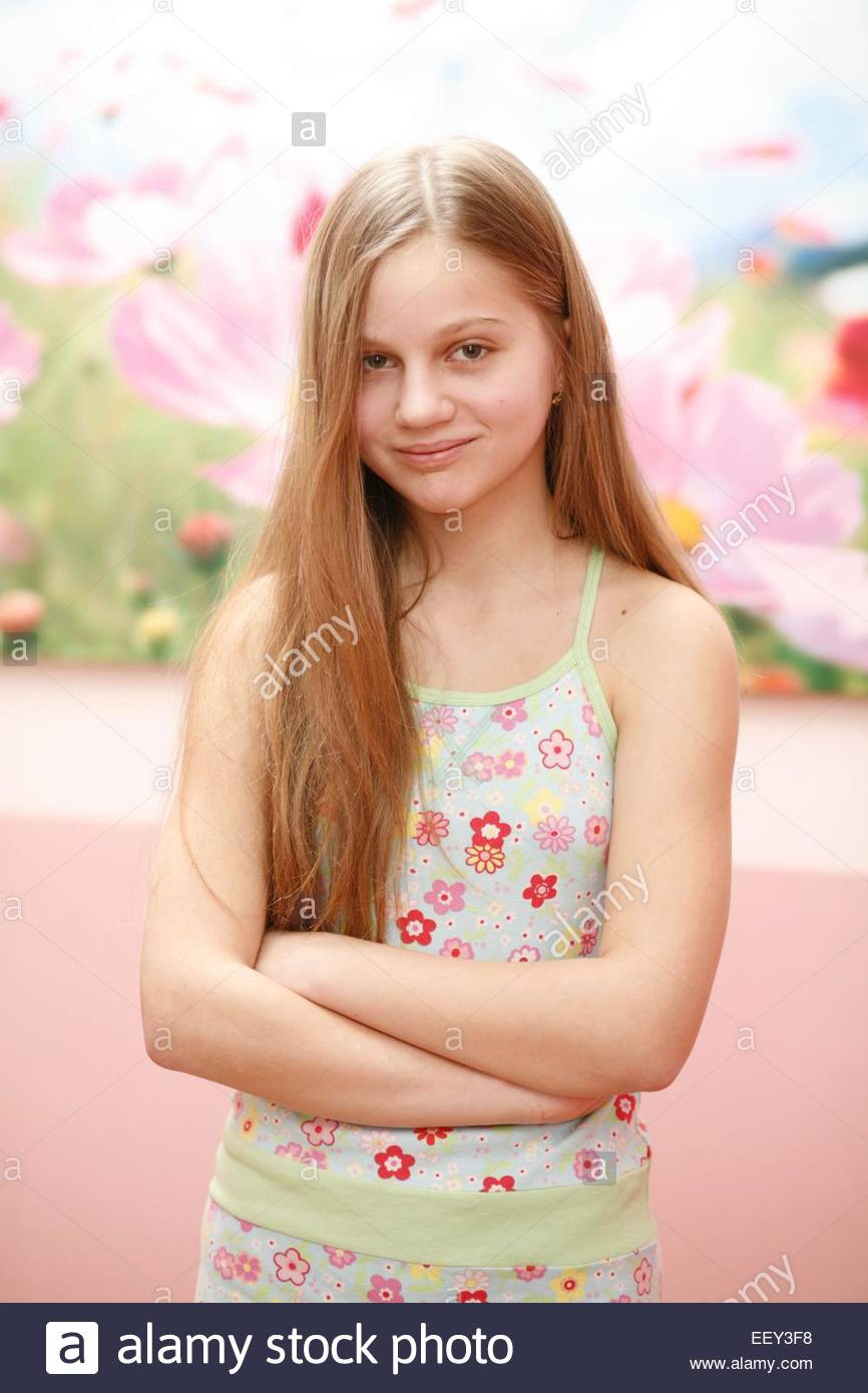 Geburtstagsgeschenk Mädchen 8 Jahre
 Teenager Maedchen blond lachen laecheln Halbportrait