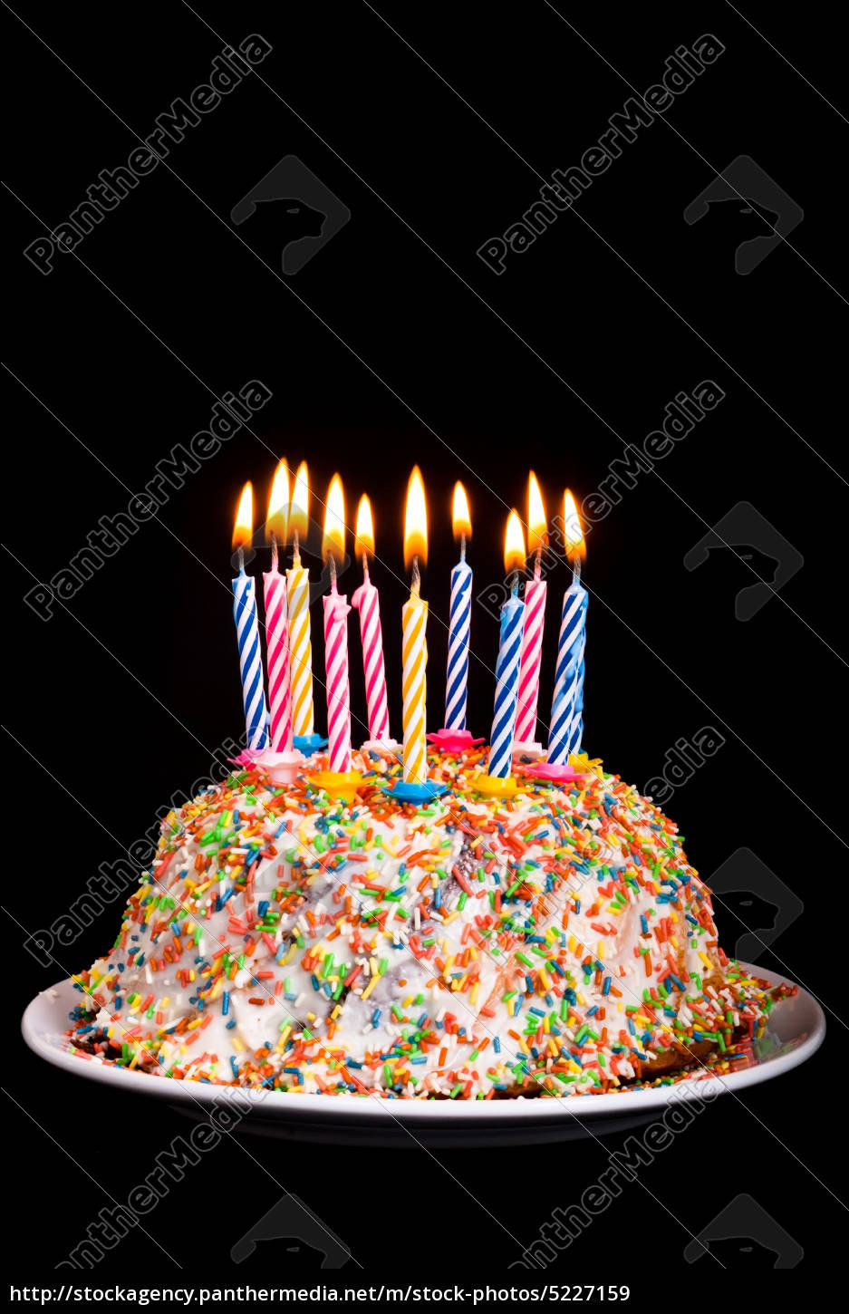 Geburtstagskuchen Mit Kerzen
 Geburtstagskuchen mit Kerzen Lizenzfreies Bild
