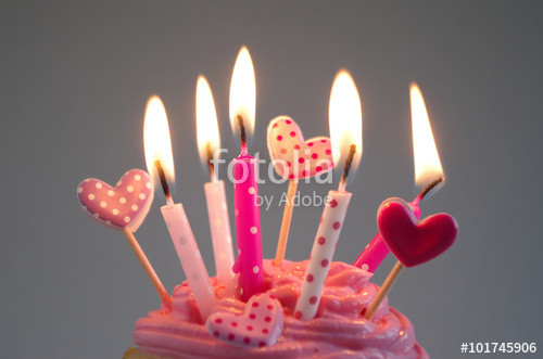 Geburtstagskuchen Mit Kerzen
 "Geburtstagskuchen mit kerzen und herzen" Stockfotos und