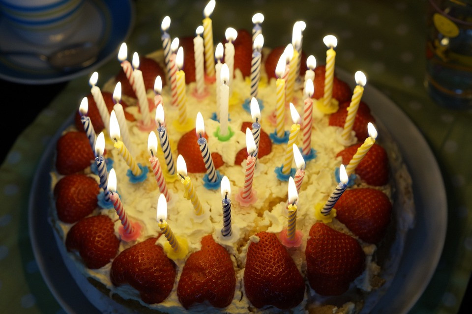 Geburtstagskuchen Mit Kerzen
 Geburtstagskuchen Brennen Kerzen · Kostenloses Foto auf