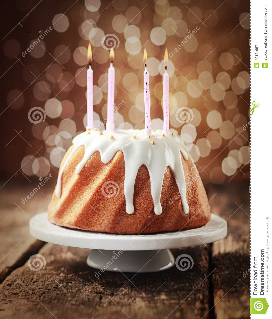 Geburtstagskuchen Mit Kerzen
 Geburtstagskuchen Mit Vier Brennenden Kerzen Stockbild