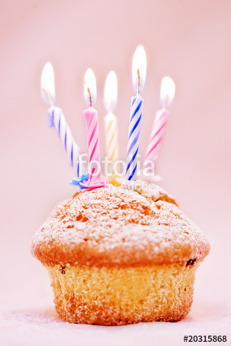 Geburtstagskuchen Mit Kerzen
 "Geburtstagskuchen mit Kerzen" Stockfotos und lizenzfreie