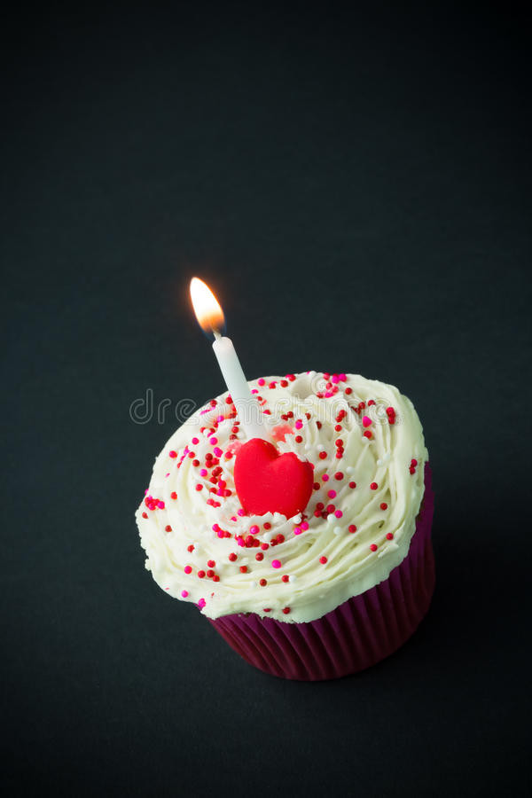 Geburtstagskuchen Mit Kerzen
 Süßer Kleiner Geburtstagskuchen Mit Kerzen Stockfotos