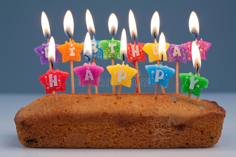 Geburtstagskuchen Mit Kerzen
 Geburtstagskuchen Mit Kerzen Stockfoto Bild von köstlich