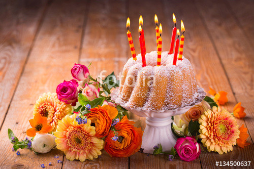 Geburtstagskuchen Mit Kerzen
 "Geburtstagskuchen mit Kerzen und Blumen" photo libre de