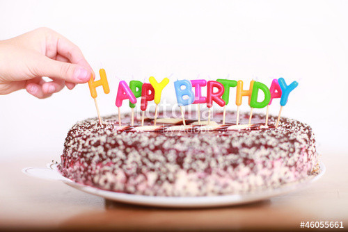 Geburtstagskuchen Mit Kerzen
 "Geburtstagskuchen mit Kerzen" Stockfotos und lizenzfreie
