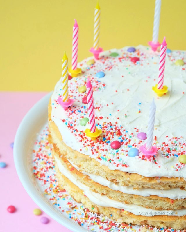 Geburtstagskuchen Rezept
 Geburtstagskuchen mit bunten Streuseln und Buttercreme