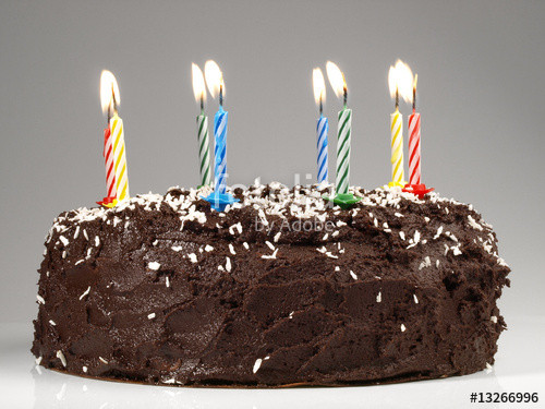 Geburtstagstorte Bild
 "Geburtstagstorte mit brennenden Kerzen" Stockfotos und