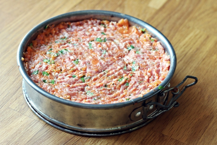 Geburtstagstorte Für Hunde Selber Backen
 Hackfleisch Würstchen Torte für den Hunde Geburtstag