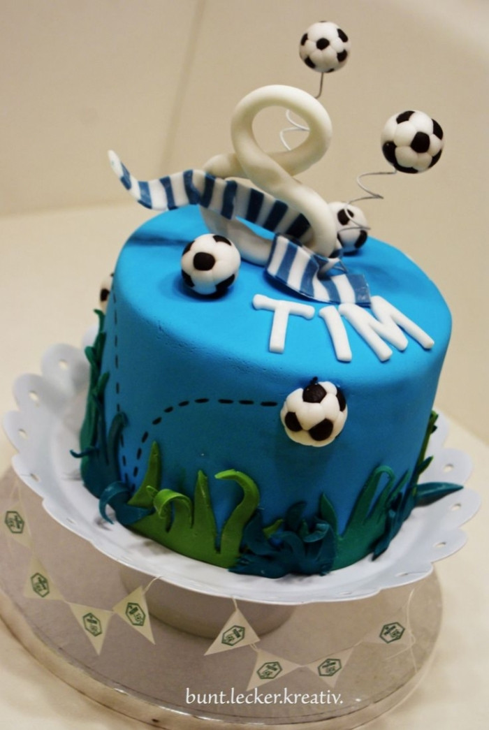 Geburtstagstorte Fußball
 Idée de gâteau bleu avec des ballons de foot pour un petit